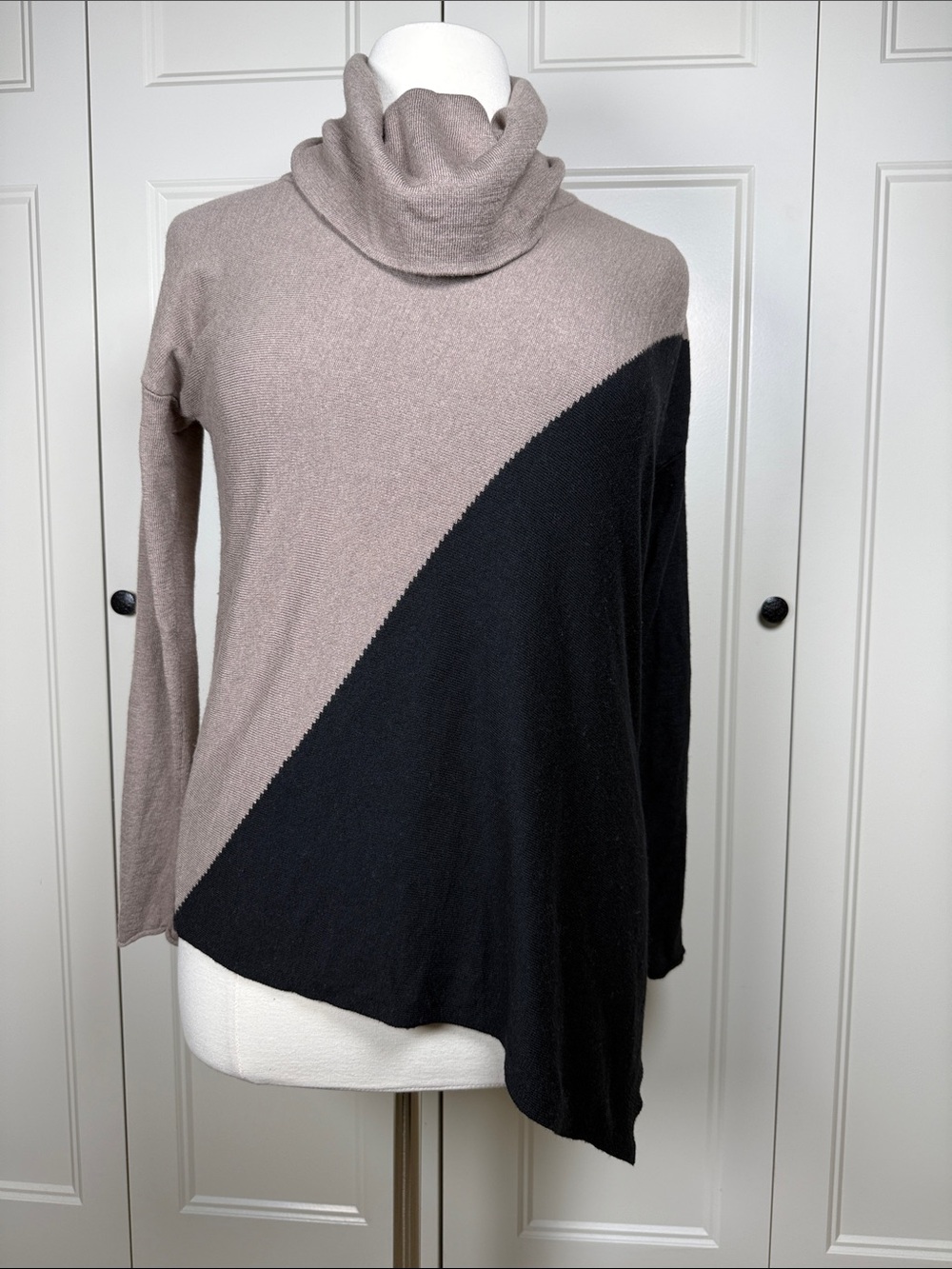 Chelsea & Theodore Taupe and Black Diagonal Colorblock Asymmetrical Sweater XL